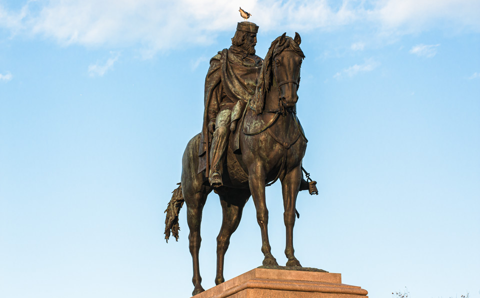 Estatua ecuestre de bronce de Giuseppe Garibaldi en el centro de Piazzale Garibaldi