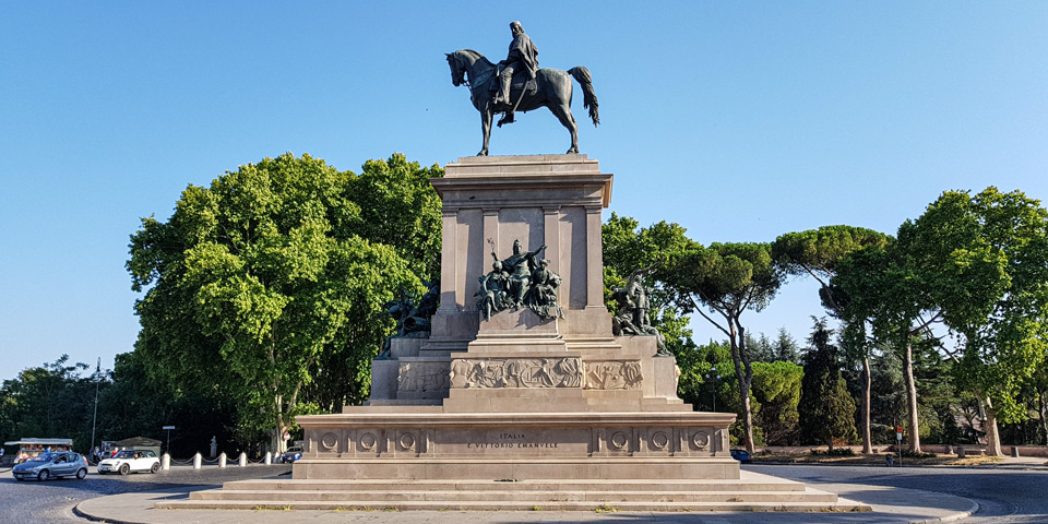 Vista frontal completa del monumento ecuestre a Giuseppe Garibaldi en Roma, con la inscripción dedicatoria ITALIA E VITTORIO EMANUELE en la base