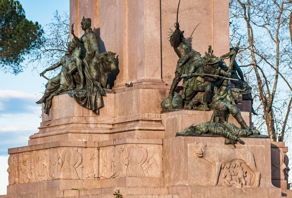 Grupos escultóricos alegóricos de bronce y relieve de la loba Capitolina en el pedestal del monumento a Giuseppe Garibaldi, Roma
