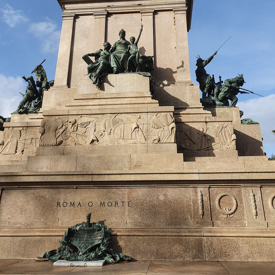 Inscripción ROMA O MORTE en el pedestal del monumento a Giuseppe Garibaldi, con la corona masónica de bronce colocada por la masonería italiana en 1907 con motivo del centenario del nacimiento de Garibaldi, Roma