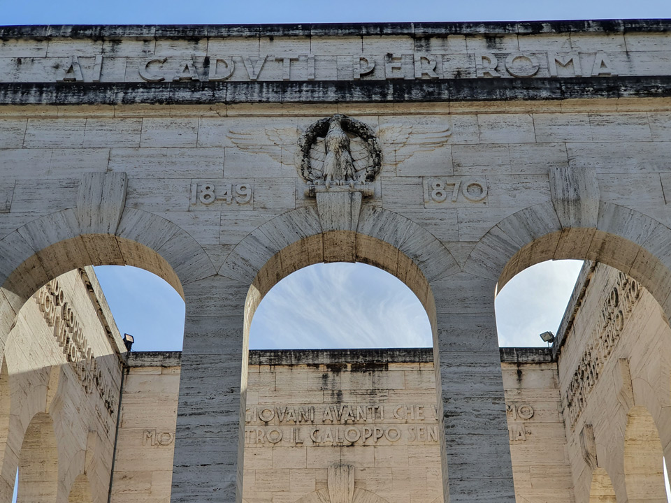 Inscripción Ai Caduti per Roma en el Mausoleo-Osario Garibaldino
