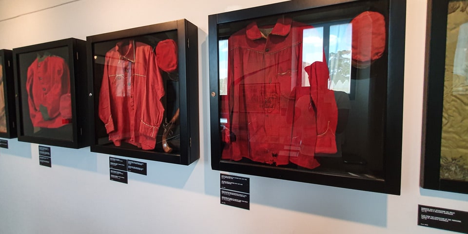 Camisas rojas y gorras relacionadas con los voluntarios garibaldinos expuestas en Porta San Pancrazio
