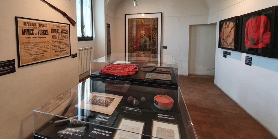 Retrato de Garibaldi, fusil, pistolas y recuerdos garibaldinos dentro del Museo de la República Romana