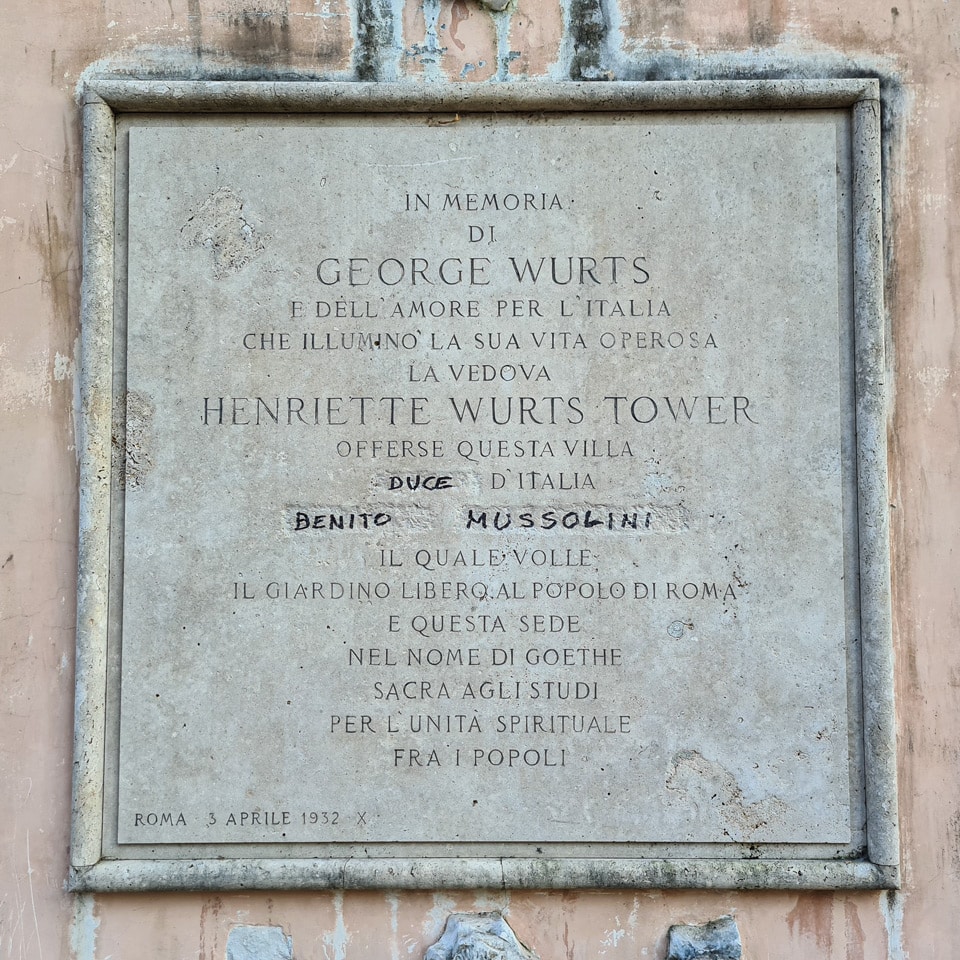 Placa conmemorativa de George Wurts de 1932 en Villa Sciarra con el nombre de Benito Mussolini borrado y posteriormente reescrito
