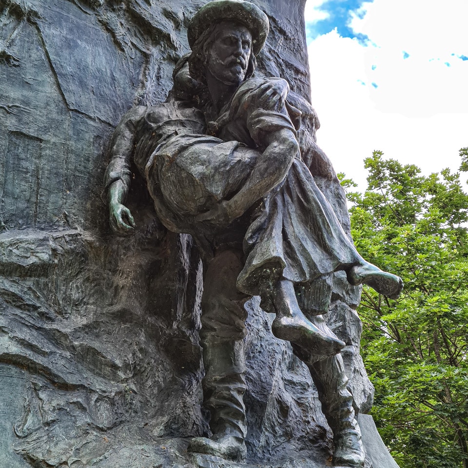 Altorrelieve de Giuseppe Garibaldi llevando a Anita, ya agonizante, durante la retirada de Roma en 1849