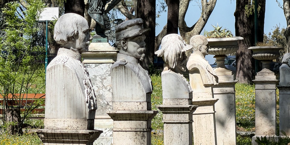 Bustos de mármol de patriotas italianos con uniformes militares a lo largo del paseo del Janículo