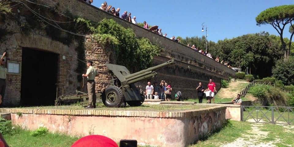 Observa el Cañón del Gianicolo, Cosa Inusual en Roma