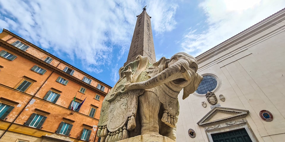 Obelisco de Minerva sobre el elefante de Bernini en Piazza della Minerva, Roma