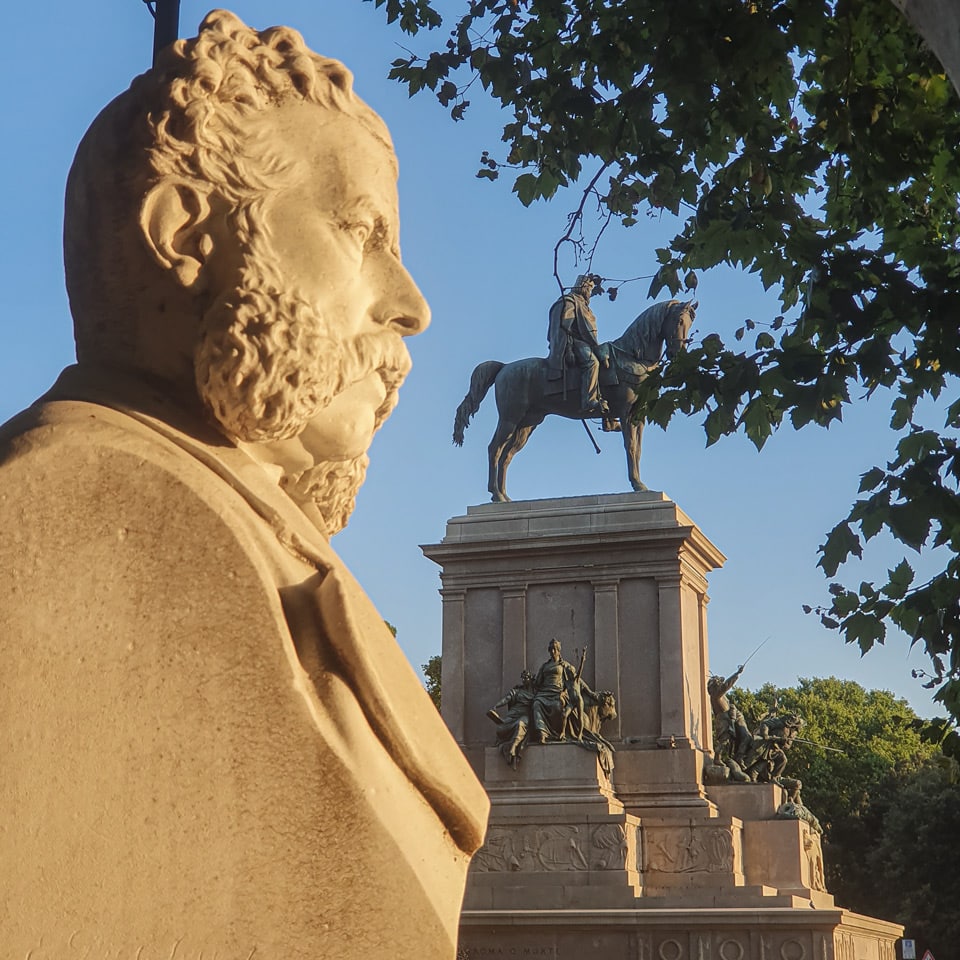 Busto de Nicola Fabrizi con el monumento a Giuseppe Garibaldi al fondo en la colina del Janículo, en Roma