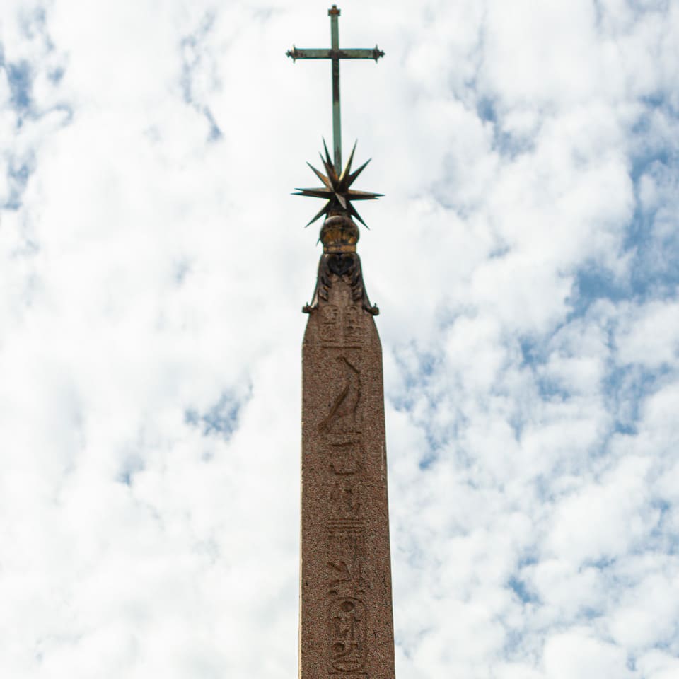Cartuchos de Ramsés II en el obelisco del Panteón, Roma
