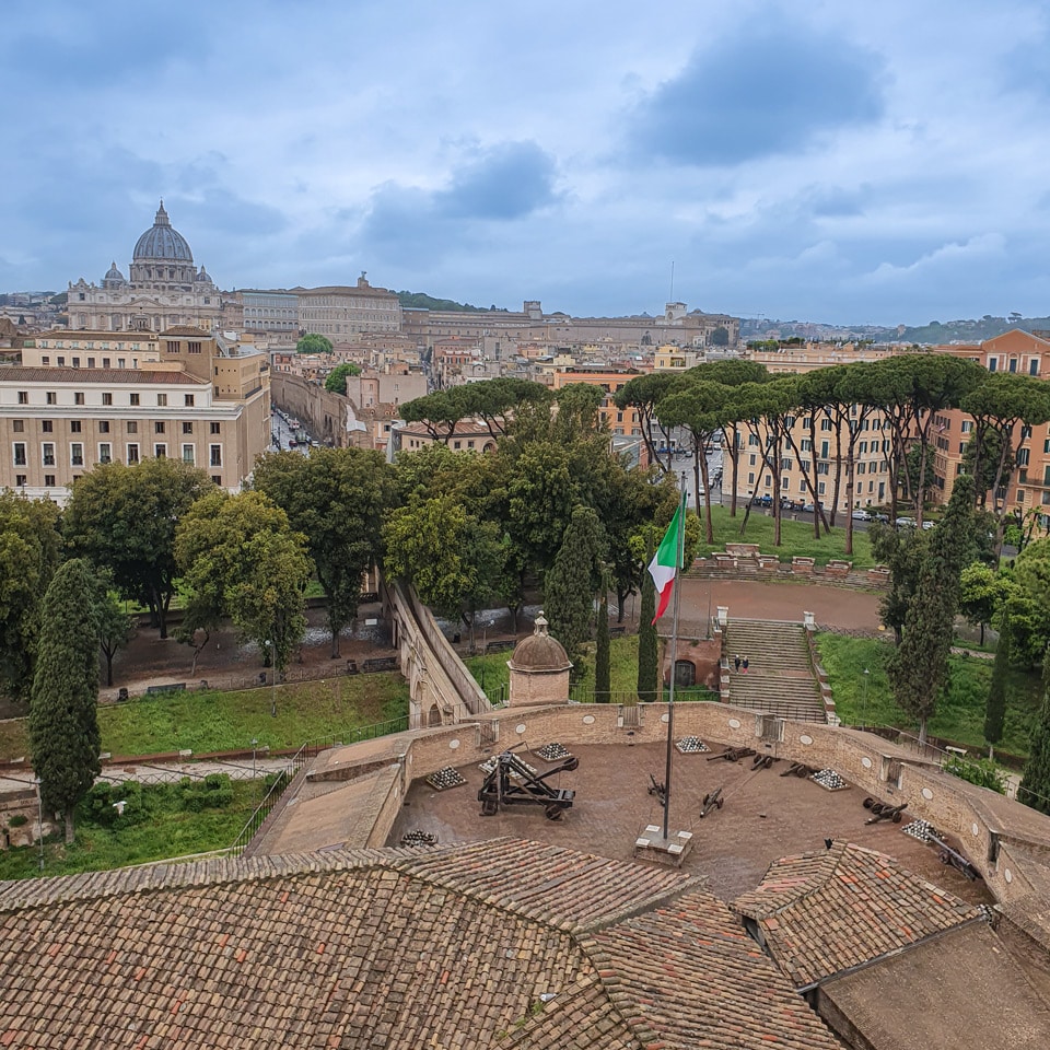 Muralla del Passetto di Borgo que conecta el castillo de Sant’Angelo con el Vaticano, vista desde la terraza del castillo, Roma