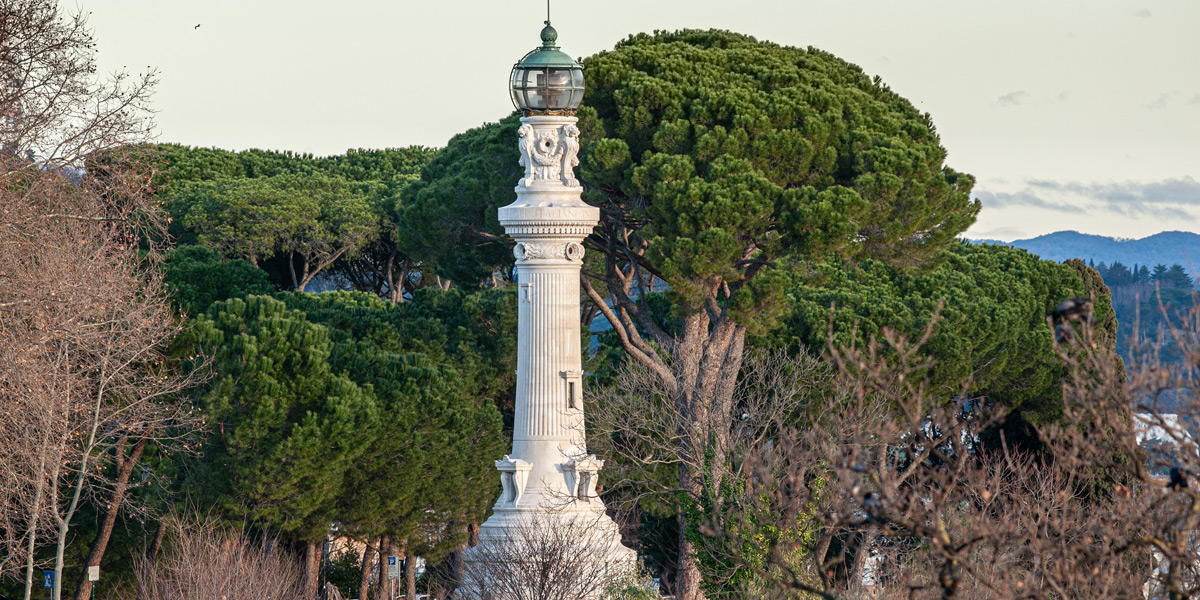 Faro del Gianicolo fotografiado con teleobjetivo desde Piazzale Garibaldi