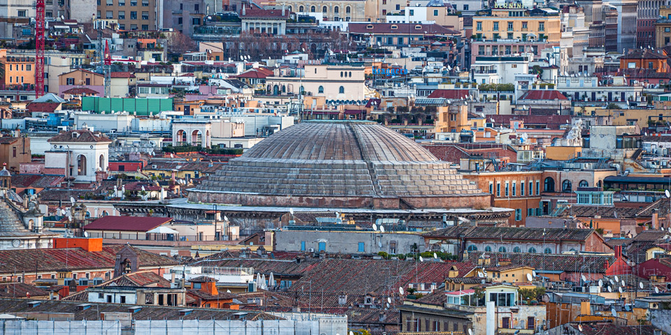 Anillos superiores de la cúpula del Panteón entre los tejados de Roma vistos desde Piazzale Garibaldi