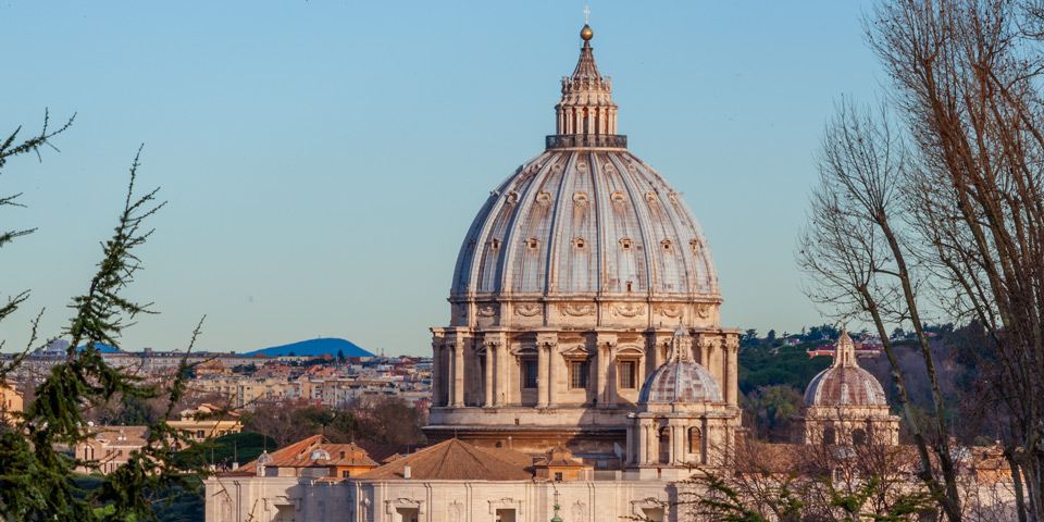 Primer plano con teleobjetivo de la cúpula de San Pedro desde Piazzale Garibaldi