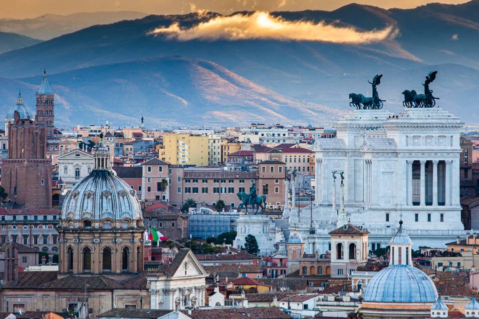 Vittoriano y sus cuadrigas de bronce fotografiados al atardecer desde Piazzale Garibaldi