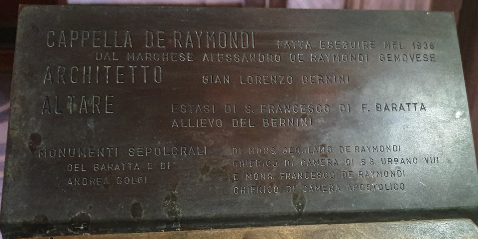 Placa que identifica a Bernini y sus colaboradores en la capilla Raimondi