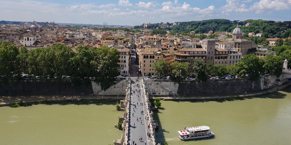 Puente de Sant’Angelo y río Tíber vistos desde la terraza del castillo de Sant’Angelo, Roma