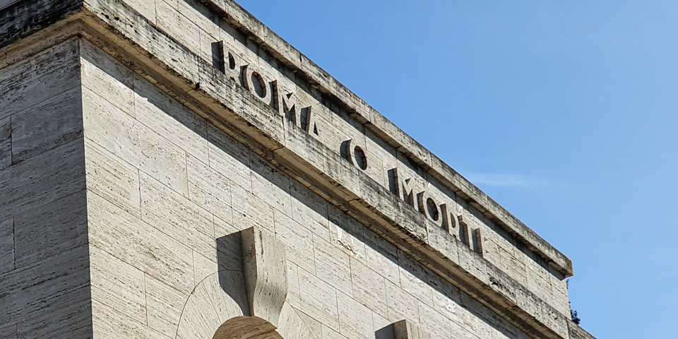 Inscripción Roma o Morte tallada en la fachada de travertino del Mausoleo-Osario Garibaldino de Roma