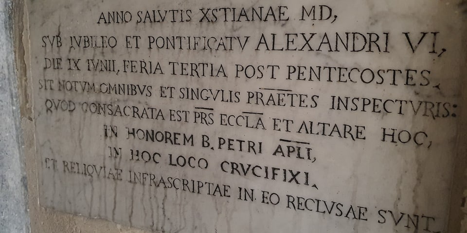 Placa latina que registra la consagración de San Pietro in Montorio en 1500 durante el pontificado de Alejandro VI