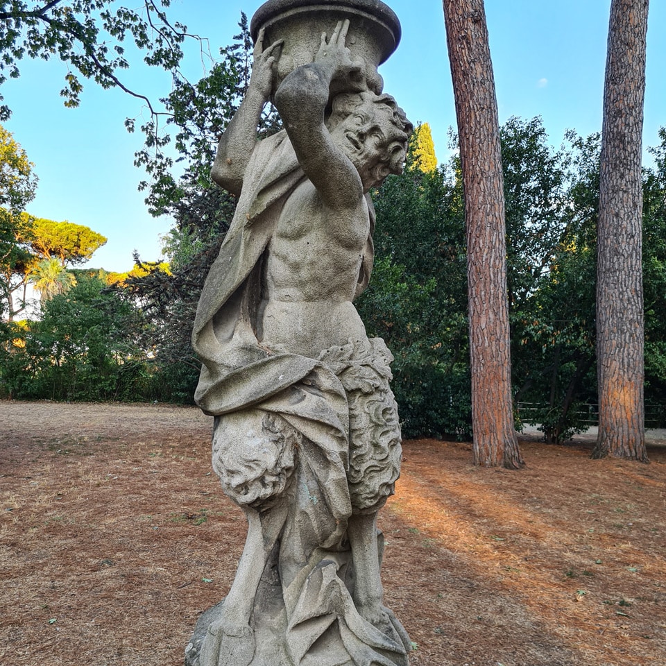 Sátiro de arenisca con patas de cabra sosteniendo un jarrón de jardín en Villa Sciarra, Roma