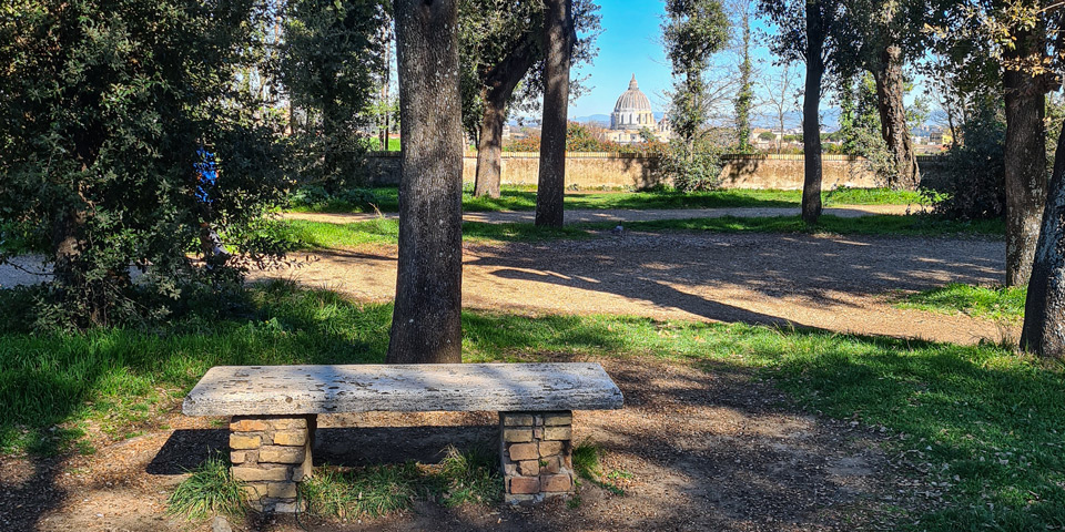 Banco de piedra con vistas a la cúpula de la basílica de San Pedro desde Villa Doria Pamphilj
