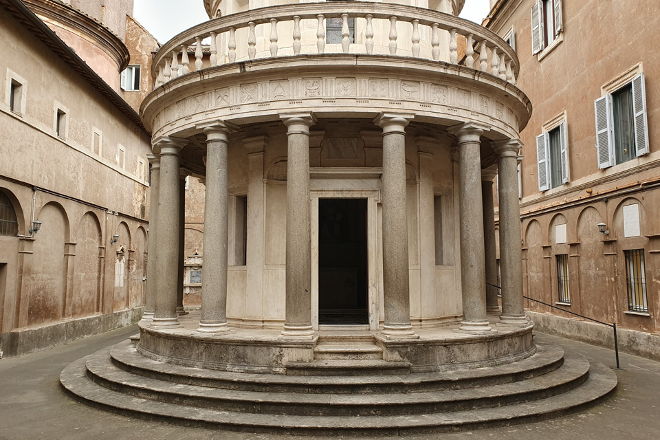 Columnas dóricas de granito y entrada del Tempietto de Bramante en San Pietro in Montorio