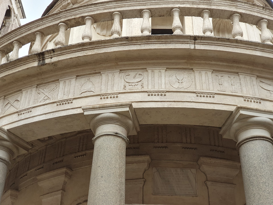 Friso dórico del Tempietto con triglifos y metopas talladas con símbolos papales y litúrgicos