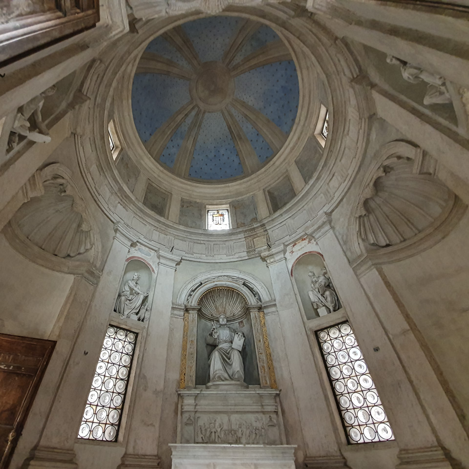 Interior del Tempietto con San Pedro sentado y las estatuas de los Evangelistas en nichos del muro