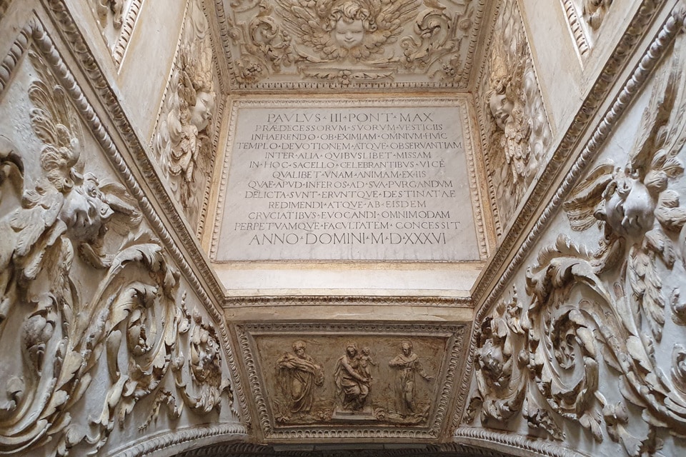 Inscripción latina que registra el privilegio de 1536 del papa Pablo III en el hueco de luz sobre la cripta del Tempietto