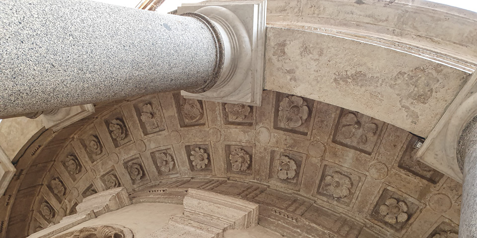Techo artesonado con rosetones tallados bajo el pórtico circular del Tempietto de Bramante