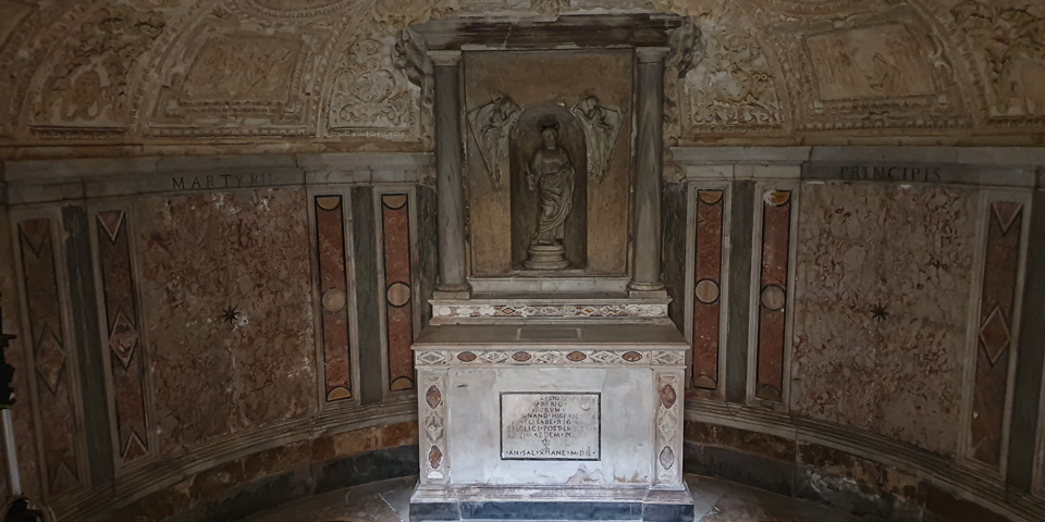 Cripta subterránea del Tempietto de Bramante con su altar, la estatua de San Pedro y la inscripción fundacional de 1502