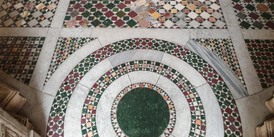 Suelo cosmatesco de mármol policromado en el interior del Tempietto de Bramante