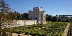 Casino del Bel Respiro au-dessus des haies géométriques du Jardin Secret de la Villa Doria Pamphilj