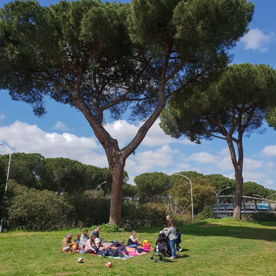Familias de pícnic cerca del puente peatonal sobre Via Leone XIII en Villa Doria Pamphilj