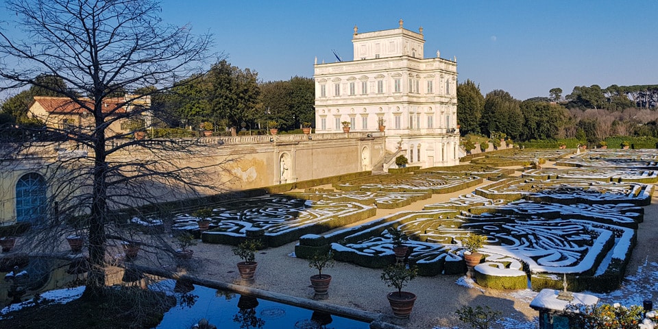 Nieve perfilando los setos del Jardín Secreto junto al Casino del Bel Respiro en febrero de 2018