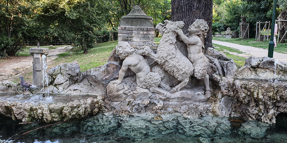 Jóvenes sátiros jugando con una cabra en una fuente de rocalla de Villa Sciarra, Roma